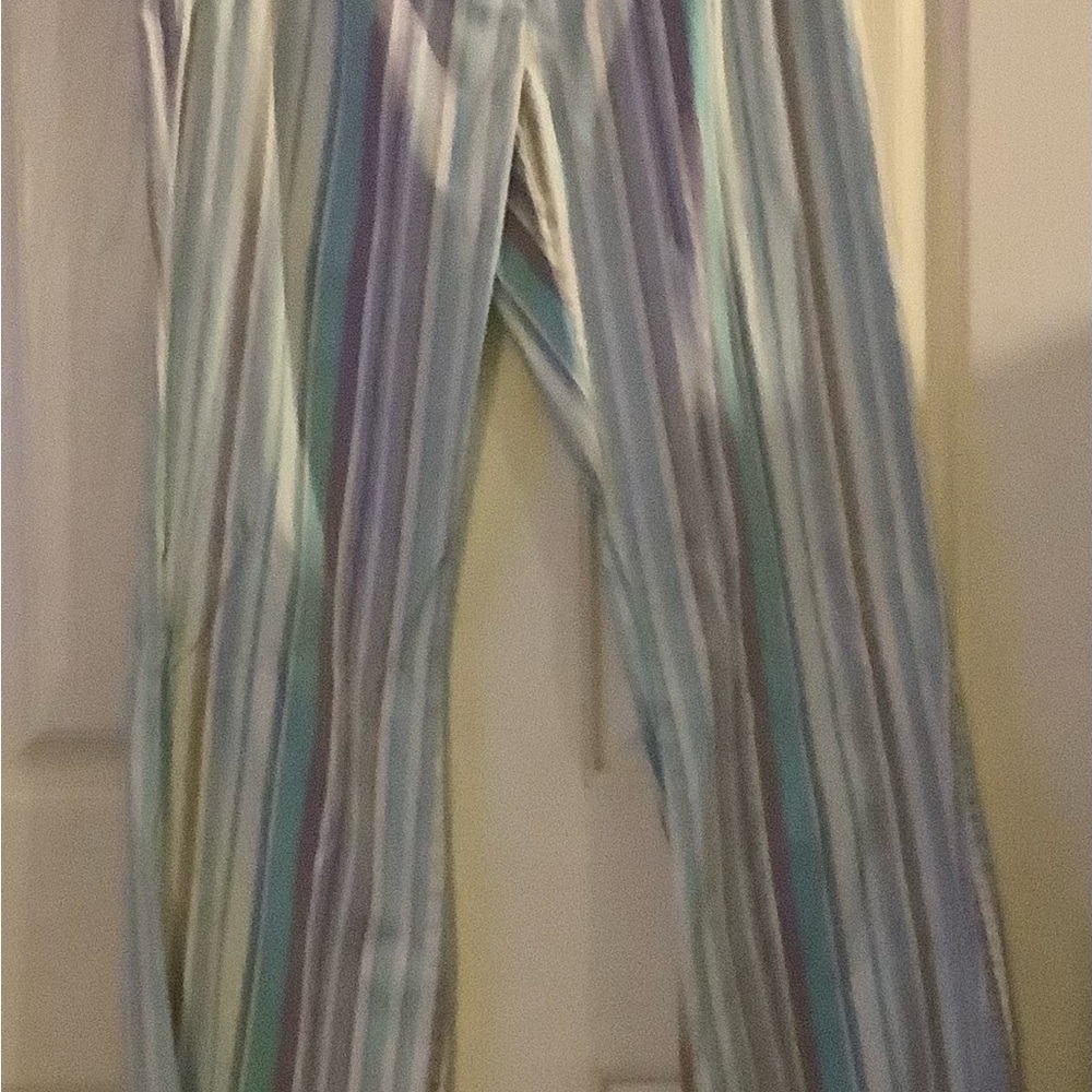 The LIMITED size 6 bell bottom pants 97% cotton 3% spandex fun pair of pants - Picture 2 of 4